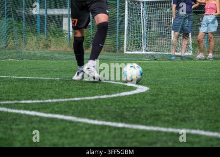 Kiew, Ukraine – 05. September 2026: Ein Futsal-Spieler läuft während eines örtlichen Freiluftturniers in der Nähe des Balls auf einem Kunstrasengelände. Stockfoto