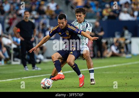LA Galaxy-Stürmer Hirving Lozano (11) wird von New England Revolution-Verteidiger Ethan Kohler (22) während eines MLS-Spiels am Samstag, dem 5. September 2026, im Dignity Health Sports Park in Carson, CA, verteidigt. Die Galaxy besiegten die Revolution mit 2:1. (Jon Endow/Image of Sport) Stockfoto
