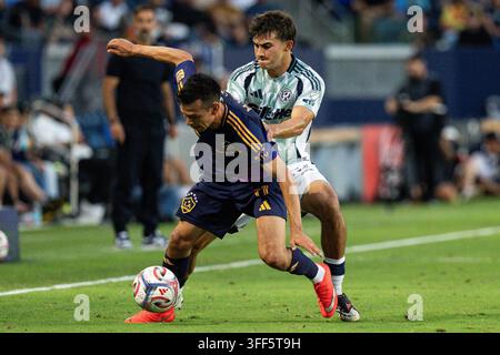 LA Galaxy-Stürmer Hirving Lozano (11) wird von New England Revolution-Verteidiger Ethan Kohler (22) während eines MLS-Spiels am Samstag, dem 5. September 2026, im Dignity Health Sports Park in Carson, CA, verteidigt. Die Galaxy besiegten die Revolution mit 2:1. (Jon Endow/Image of Sport) Stockfoto