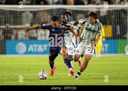 New England Revolution Verteidiger Ethan Kohler (22) foult LA Galaxy Stürmer Hirving Lozano (11) während eines MLS-Spiels am Samstag, den 5. September 2026, im Dignity Health Sports Park in Carson, CA. Die Galaxy besiegten die Revolution 2-1. (Jon Endow/Image of Sport) Stockfoto