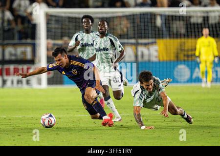 New England Revolution Verteidiger Ethan Kohler (22) foult LA Galaxy Stürmer Hirving Lozano (11) während eines MLS-Spiels am Samstag, den 5. September 2026, im Dignity Health Sports Park in Carson, CA. Die Galaxy besiegten die Revolution 2-1. (Jon Endow/Image of Sport) Stockfoto