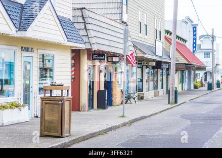 Bay Street in Florence, Oregon, zeigt das historische Uferviertel und die malerische Küstenatmosphäre der Kleinstadt. Stockfoto
