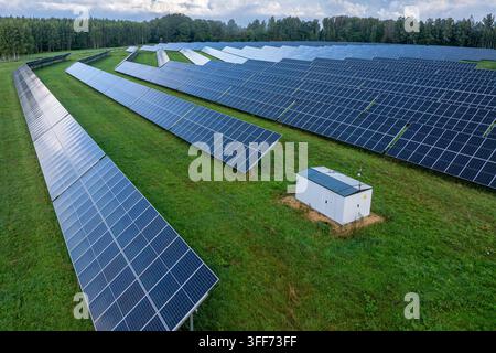 Luftbild einer großen Solarfarm mit Photovoltaikplatten und elektrischer Infrastruktur Stockfoto