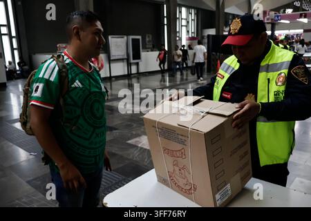 Mexiko-Stadt, Cdmx, Mexiko. 6. Sep, 2026. Das Kollektive Transportsystem (STC Metro) startete in Zusammenarbeit mit den Gemeinschaftspolizeieinheiten der Bürger-sicherheitsbehörde (SSC-CDMX) die Operation "Null Feuerwerkskörper", um den Kauf und Transport von Feuerwerkskörpern zu verhindern, die Fahrgäste des öffentlichen Nahverkehrs gefährden. Die Operation begann am 1. September und dauert bis zum 15., dem Tag, an dem Mexiko den Schrei der Unabhängigkeit feiert. Eine Kontrollstelle wurde an der Metrostation Merced eingerichtet – einem bekannten Ort für den illegalen Verkauf von Feuerwerkskörpern – wo 10 Kilogramm Feuerwerkskörper verschiedener Arten und Spreng Stockfoto