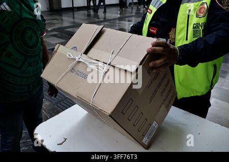 Mexiko-Stadt, Cdmx, Mexiko. 6. Sep, 2026. Das Kollektive Transportsystem (STC Metro) startete in Zusammenarbeit mit den Gemeinschaftspolizeieinheiten der Bürger-sicherheitsbehörde (SSC-CDMX) die Operation "Null Feuerwerkskörper", um den Kauf und den Transport von Feuerwerkskörpern zu verhindern, die Benutzer des öffentlichen Nahverkehrs gefährden. Die Operation begann am 1. September und läuft bis zum 15., dem Tag, an dem Mexiko den Schrei der Unabhängigkeit feiert. Eine Kontrollstelle wurde an der Metrostation Merced eingerichtet"“ein bekannter Ort für den illegalen Verkauf von Feuerwerkskörpern"“wo 10 Kilogramm Feuerwerkskörper verschiedener Arten und explosiver Intensität sichergestellt wurden Stockfoto