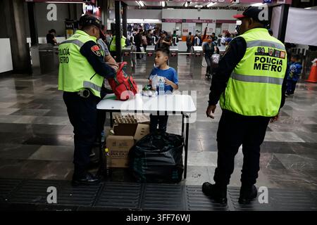 Mexiko-Stadt, Cdmx, Mexiko. 6. Sep, 2026. Das Kollektive Transportsystem (STC Metro) startete in Zusammenarbeit mit den Gemeinschaftspolizeieinheiten der Bürger Sicherheitssekretariats (SSC-CDMX) die Operation "Null Feuerwerk", um den Kauf und den Transport von Feuerwerk zu verhindern, das die Benutzer des öffentlichen Nahverkehrs gefährdet. Die Operation begann am 1. September und läuft bis zum 15., dem Tag, an dem Mexiko den Schrei der Unabhängigkeit feiert. Eine Kontrollstelle wurde an der Metrostation Merced eingerichtet"“ein bekannter Ort für den illegalen Verkauf von Feuerwerk"“wo 10 Kilogramm Feuerwerk verschiedener Arten und explosive Intensität Stockfoto