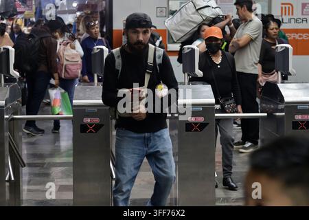 Mexico-Stadt, Cdmx, Mexiko. 6. Sep., 2026. Das Kollektive Transportsystem (STC Metro) startete in Zusammenarbeit mit den Gemeinschaftspolizeieinheiten der Bürger Sicherheitssekretariats (SSC-CDMX) die Operation "Null Feuerwerke", um den Kauf und Transport von Feuerwerken zu verhindern, die Fahrgäste des öffentlichen Nahverkehrs gefährden. Die Operation begann am 1. September und läuft bis zum 15., dem Tag, an dem Mexiko den Schrei der Unabhängigkeit feiert. Eine Kontrollstelle wurde an der Metrostation Merced eingerichtet""ein bekannter Ort für den illegalen Verkauf von Feuerwerken""wo 10 Kilogramm Feuerwerke verschiedener Arten und explosive Intensität Stockfoto