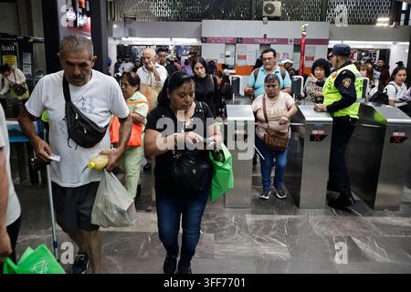 Mexiko-Stadt, Cdmx, Mexiko. 6. Sep, 2026. Das Kollektive Transportsystem (STC Metro) startete in Zusammenarbeit mit den Gemeinschaftspolizeieinheiten der Bürger-sicherheitsbehörde (SSC-CDMX) die Operation "Null Feuerwerk", um den Kauf und den Transport von Feuerwerk zu verhindern, das die Benutzer des öffentlichen Nahverkehrs gefährdet. Die Operation begann am 1. September und läuft bis zum 15., dem Tag, an dem Mexiko den Schrei der Unabhängigkeit feiert. An der U-Bahn-Station Merced wurde eine Kontrollstelle eingerichtet"ein bekannter Ort für den illegalen Verkauf von Feuerwerk"wo 10 Kilogramm Feuerwerk verschiedener Arten und explosiver Intensität sichergestellt wurden Stockfoto