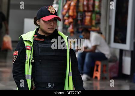 Mexiko-Stadt, Cdmx, Mexiko. 6. Sep, 2026. Das Kollektive Transportsystem (STC Metro) startete in Zusammenarbeit mit den Gemeinschaftspolizeieinheiten der Bürger-sicherheitsbehörde (SSC-CDMX) die Operation "Null Feuerwerk", um den Kauf und den Transport von Feuerwerk zu verhindern, das die Benutzer des öffentlichen Nahverkehrs gefährdet. Die Operation begann am 1. September und läuft bis zum 15., dem Tag, an dem Mexiko den Schrei der Unabhängigkeit feiert. An der U-Bahn-Station Merced wurde eine Kontrollstelle eingerichtet"ein bekannter Ort für den illegalen Verkauf von Feuerwerk"wo 10 Kilogramm Feuerwerk verschiedener Arten und explosiver Intensität sichergestellt wurden Stockfoto