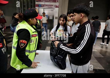 Mexiko-Stadt, Cdmx, Mexiko. 6. Sep, 2026. Das Kollektive Transportsystem (STC Metro) startete in Zusammenarbeit mit den Gemeinschaftspolizeieinheiten der Bürger-sicherheitsbehörde (SSC-CDMX) die Operation "Null Feuerwerk", um den Kauf und den Transport von Feuerwerk zu verhindern, das die Benutzer des öffentlichen Nahverkehrs gefährdet. Die Operation begann am 1. September und läuft bis zum 15., dem Tag, an dem Mexiko den Schrei der Unabhängigkeit feiert. An der U-Bahn-Station Merced wurde eine Kontrollstelle eingerichtet"ein bekannter Ort für den illegalen Verkauf von Feuerwerk"wo 10 Kilogramm Feuerwerk verschiedener Arten und explosiver Intensität sichergestellt wurden Stockfoto