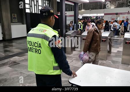 Mexiko-Stadt, Cdmx, Mexiko. 6. Sep, 2026. Das Kollektive Transportsystem (STC Metro) startete in Zusammenarbeit mit den Gemeinschaftspolizeieinheiten der Bürger-sicherheitsbehörde (SSC-CDMX) die Operation "Null Feuerwerk", um den Kauf und den Transport von Feuerwerk zu verhindern, das die Benutzer des öffentlichen Nahverkehrs gefährdet. Die Operation begann am 1. September und läuft bis zum 15., dem Tag, an dem Mexiko den Schrei der Unabhängigkeit feiert. An der U-Bahn-Station Merced wurde eine Kontrollstelle eingerichtet"ein bekannter Ort für den illegalen Verkauf von Feuerwerk"wo 10 Kilogramm Feuerwerk verschiedener Arten und explosiver Intensität sichergestellt wurden Stockfoto