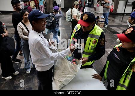 Mexiko-Stadt, Cdmx, Mexiko. 6. Sep, 2026. Das Kollektive Transportsystem (STC Metro) startete in Zusammenarbeit mit den Gemeinschaftspolizeieinheiten der Bürger-sicherheitsbehörde (SSC-CDMX) die Operation "Null Feuerwerk", um den Kauf und den Transport von Feuerwerk zu verhindern, das die Benutzer des öffentlichen Nahverkehrs gefährdet. Die Operation begann am 1. September und läuft bis zum 15., dem Tag, an dem Mexiko den Schrei der Unabhängigkeit feiert. An der U-Bahn-Station Merced wurde eine Kontrollstelle eingerichtet"ein bekannter Ort für den illegalen Verkauf von Feuerwerk"wo 10 Kilogramm Feuerwerk verschiedener Arten und explosiver Intensität sichergestellt wurden Stockfoto