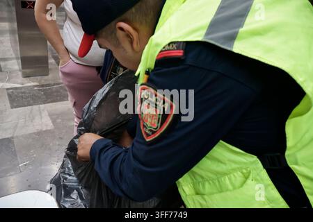Mexiko-Stadt, Cdmx, Mexiko. 6. Sep, 2026. Das Kollektive Transportsystem (STC Metro) startete in Zusammenarbeit mit den Gemeinschaftspolizeieinheiten der Bürger-sicherheitsbehörde (SSC-CDMX) die Operation "Null Feuerwerk", um den Kauf und den Transport von Feuerwerk zu verhindern, das die Benutzer des öffentlichen Nahverkehrs gefährdet. Die Operation begann am 1. September und läuft bis zum 15., dem Tag, an dem Mexiko den Schrei der Unabhängigkeit feiert. An der U-Bahn-Station Merced wurde eine Kontrollstelle eingerichtet"ein bekannter Ort für den illegalen Verkauf von Feuerwerk"wo 10 Kilogramm Feuerwerk verschiedener Arten und explosiver Intensität sichergestellt wurden Stockfoto