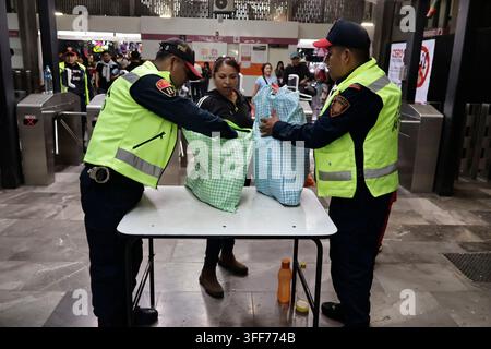 Mexiko-Stadt, Cdmx, Mexiko. 6. Sep, 2026. Das Kollektive Transportsystem (STC Metro) startete in Zusammenarbeit mit den Gemeinschaftspolizeieinheiten der Bürger-sicherheitsbehörde (SSC-CDMX) die Operation "Null Feuerwerk", um den Kauf und den Transport von Feuerwerk zu verhindern, das die Benutzer des öffentlichen Nahverkehrs gefährdet. Die Operation begann am 1. September und läuft bis zum 15., dem Tag, an dem Mexiko den Schrei der Unabhängigkeit feiert. An der U-Bahn-Station Merced wurde eine Kontrollstelle eingerichtet"ein bekannter Ort für den illegalen Verkauf von Feuerwerk"wo 10 Kilogramm Feuerwerk verschiedener Arten und explosiver Intensität sichergestellt wurden Stockfoto