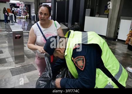 Mexiko-Stadt, Cdmx, Mexiko. 6. Sep, 2026. Das Kollektive Transportsystem (STC Metro) startete in Zusammenarbeit mit den Gemeinschaftspolizeieinheiten der Bürger-sicherheitsbehörde (SSC-CDMX) die Operation "Null Feuerwerk", um den Kauf und den Transport von Feuerwerk zu verhindern, das die Benutzer des öffentlichen Nahverkehrs gefährdet. Die Operation begann am 1. September und läuft bis zum 15., dem Tag, an dem Mexiko den Schrei der Unabhängigkeit feiert. An der U-Bahn-Station Merced wurde eine Kontrollstelle eingerichtet"ein bekannter Ort für den illegalen Verkauf von Feuerwerk"wo 10 Kilogramm Feuerwerk verschiedener Arten und explosiver Intensität sichergestellt wurden Stockfoto