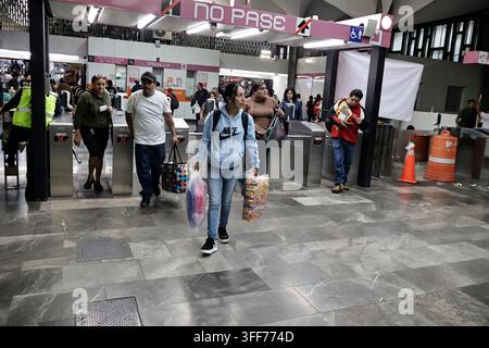 Mexiko-Stadt, Cdmx, Mexiko. 6. Sep, 2026. Das Kollektive Transportsystem (STC Metro) startete in Zusammenarbeit mit den Gemeinschaftspolizeieinheiten der Bürger-sicherheitsbehörde (SSC-CDMX) die Operation "Null Feuerwerk", um den Kauf und den Transport von Feuerwerk zu verhindern, das die Benutzer des öffentlichen Nahverkehrs gefährdet. Die Operation begann am 1. September und läuft bis zum 15., dem Tag, an dem Mexiko den Schrei der Unabhängigkeit feiert. An der U-Bahn-Station Merced wurde eine Kontrollstelle eingerichtet"ein bekannter Ort für den illegalen Verkauf von Feuerwerk"wo 10 Kilogramm Feuerwerk verschiedener Arten und explosiver Intensität sichergestellt wurden Stockfoto