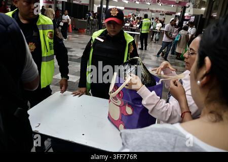 Mexiko-Stadt, Cdmx, Mexiko. 6. Sep, 2026. Das Kollektive Transportsystem (STC Metro) startete in Zusammenarbeit mit den Gemeinschaftspolizeieinheiten der Bürger-sicherheitsbehörde (SSC-CDMX) die Operation "Null Feuerwerk", um den Kauf und den Transport von Feuerwerk zu verhindern, das die Benutzer des öffentlichen Nahverkehrs gefährdet. Die Operation begann am 1. September und läuft bis zum 15., dem Tag, an dem Mexiko den Schrei der Unabhängigkeit feiert. An der U-Bahn-Station Merced wurde eine Kontrollstelle eingerichtet"ein bekannter Ort für den illegalen Verkauf von Feuerwerk"wo 10 Kilogramm Feuerwerk verschiedener Arten und explosiver Intensität sichergestellt wurden Stockfoto