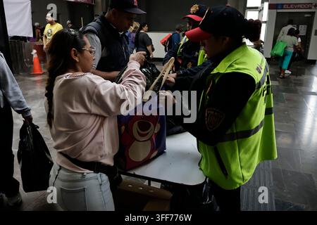 Mexiko-Stadt, Cdmx, Mexiko. 6. Sep, 2026. Das Kollektive Transportsystem (STC Metro) startete in Zusammenarbeit mit den Gemeinschaftspolizeieinheiten der Bürger-sicherheitsbehörde (SSC-CDMX) die Operation "Null Feuerwerk", um den Kauf und den Transport von Feuerwerk zu verhindern, das die Benutzer des öffentlichen Nahverkehrs gefährdet. Die Operation begann am 1. September und läuft bis zum 15., dem Tag, an dem Mexiko den Schrei der Unabhängigkeit feiert. An der U-Bahn-Station Merced wurde eine Kontrollstelle eingerichtet"ein bekannter Ort für den illegalen Verkauf von Feuerwerk"wo 10 Kilogramm Feuerwerk verschiedener Arten und explosiver Intensität sichergestellt wurden Stockfoto