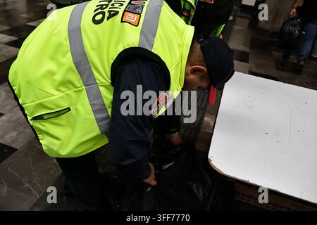 Mexiko-Stadt, Cdmx, Mexiko. 6. Sep, 2026. Das Kollektive Transportsystem (STC Metro) startete in Zusammenarbeit mit den Gemeinschaftspolizeieinheiten der Bürger-sicherheitsbehörde (SSC-CDMX) die Operation "Null Feuerwerk", um den Kauf und den Transport von Feuerwerk zu verhindern, das die Benutzer des öffentlichen Nahverkehrs gefährdet. Die Operation begann am 1. September und läuft bis zum 15., dem Tag, an dem Mexiko den Schrei der Unabhängigkeit feiert. An der U-Bahn-Station Merced wurde eine Kontrollstelle eingerichtet"ein bekannter Ort für den illegalen Verkauf von Feuerwerk"wo 10 Kilogramm Feuerwerk verschiedener Arten und explosiver Intensität sichergestellt wurden Stockfoto