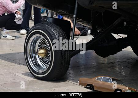 Mexiko-Stadt, Cdmx, Mexiko. 6. Sep, 2026. Cholo, Lowrider-Fahrräder und Lowrider-Autoclubs, insbesondere der Mexicans Family Lowrider Bike Club und Puros Impalas Car Club, versammelten sich auf der Freianlage vor dem Palast der Schönen Künste (Museo de Bellas Artes). Sie kamen zusammen, um die Chicano-Kultur zu interagieren und zu fördern, die aus den Erfahrungen mexikanischer Migranten entstand, die ihr Heimatland verließen, um ein besseres Leben für ihre Familien zu suchen. Diese Veranstaltung ist Teil der Ausstellung AztLan: Zeitkanal, die derzeit im wichtigsten kulturellen Veranstaltungsort Mexikos zu sehen ist und Werke von Chicanos zeigt Stockfoto
