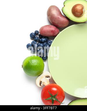 Teller mit verschiedenen frischen Gemüse- und Obstsorten isoliert auf weißem Hintergrund. Welt-Vegan-Tag Stockfoto