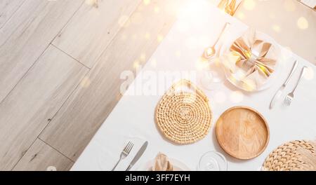 Feinschmeckerei und Gastgewerbe, elegante Tischdekoration mit Strohplatzmatten und Leinenservietten für Luxusrestaurant-Event oder Hochzeitsempfang Stockfoto
