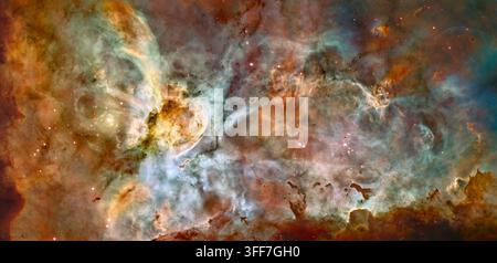 Dieses Bild, veröffentlicht zum 17. Jubiläum des Hubble-Teleskops, zeigt eine Region des Sternentstehungs- und -sterbens im Carina-Nebel. Der Nebel enthält mindestens ein Dutzend leuchtende Sterne, die 50 bis 100 Mal die Masse unserer Sonne haben.Credit für Hubble-Bild: NASA, ESA, N. Smith (University of California, Berkeley), und The Hubble Heritage Team (STScI/AURA)Credit für CTIO-Bild: N. Smith (University of California, Berkeley) und NOAO/AURA/NSF Stockfoto
