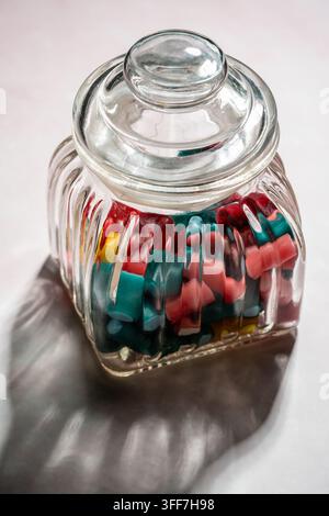 Bunte Gummibonbons in einem Gläser displayed. Helle Süßwarenkomposition, Süßigkeiten, Leckereien, Süßigkeiten, Feier, Genuss. Stockfoto