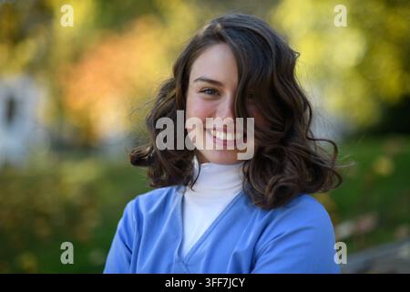 Porträt einer schönen Krankenschwester, die im Freien steht. Stockfoto