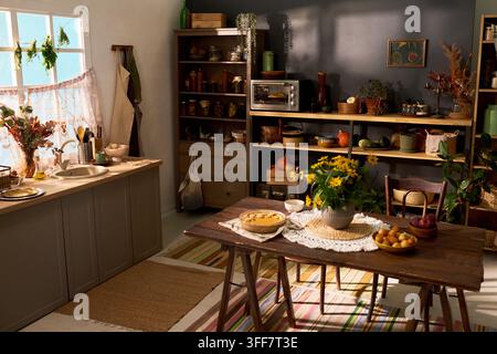 Rustikales Kücheninterieur mit frisch gebackener Pastete auf Holztable Stockfoto