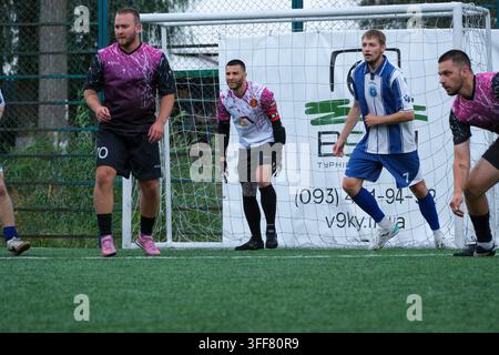 Kiew Ukraine 05. September 2026 Mini-Fußballspieler und ein Torwart konzentrieren sich auf den Ball in der Nähe der Tore und eines Turnier-Banners während eines Outdoor-Spiels Stockfoto