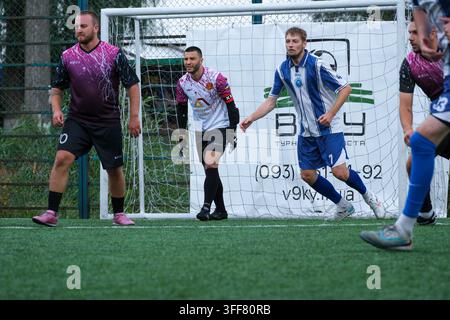 Kiew Ukraine 05. September 2026 Futsal-Spieler und ein Torwart konzentrieren sich auf das Geschehen in der Nähe der Tore und des Turnierbanners während eines Mini-Fußballspiels im Freien Stockfoto