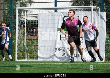 Kiew Ukraine 05. September 2026 Mini-Fußballspieler blicken während eines Wettkampfspiels im Freien in der Nähe des Torwartsnetzes zum Ball auf Stockfoto