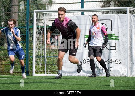 Kiew Ukraine 05. September 2026 Athleten laufen schnell und konkurrieren vor dem Torwartnetz während eines dynamischen Minifußballturniers Stockfoto