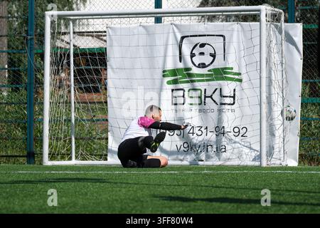 Kiew, Ukraine, 5. September 2026 Ein Fußball fliegt in die Ecke des Tores, während ein Torwart auf Kunstrasen während eines Outdoor-Minifußballspiels taucht Stockfoto