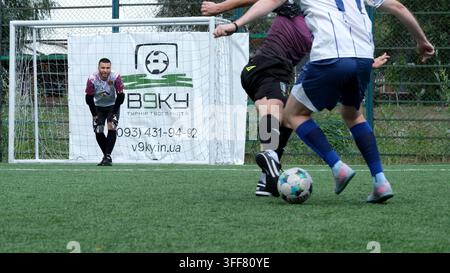 Kiew Ukraine 05. September 2026 Futsalspieler in intensiver Aktion kämpfen um den Ball auf einem Kunstrasenfeld mit einem Torwart und einem Turnierverbot Stockfoto
