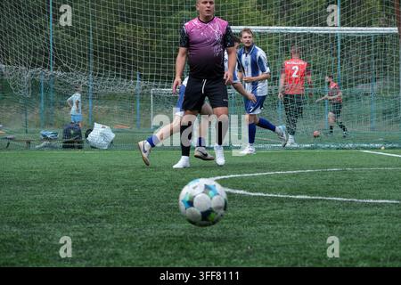 Kiew Ukraine 05. September 2026 Ein klassischer Futsalball auf einem Kunstrasenfeld mit Fußballspielern, die im verschwommenen Hintergrund während eines Outdo Stockfoto