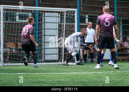 Kiew Ukraine 05. September 2026 Ein Futsal-Torwart in grauer Uniform reagiert nahe des Torpfostens während eines intensiven Minifußballturniers mit mult Stockfoto