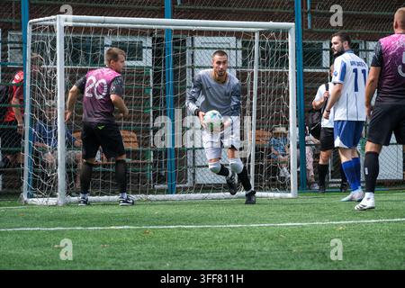 Kiew Ukraine 05. September 2026 Ein Torwart in grauer Uniform fängt einen Fußball während eines Mini-Fußball-Turniers im Freien Stockfoto