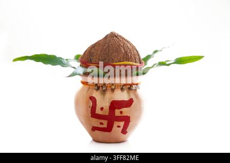 Nahaufnahme von Kalash mit Kokosnuss Stockfoto