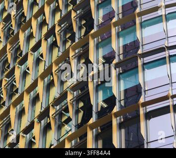 Moderne Wolkenkratzerfassade mit gelben Sonnenblenden in Barangaroo Sydney. Stockfoto