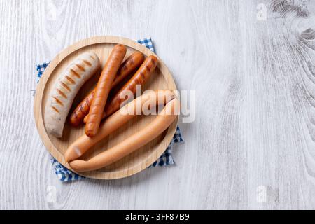 Traditionelle deutsche Würste auf weißem Holztisch Stockfoto