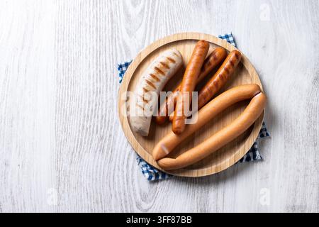 Traditionelle deutsche Würste auf weißem Holztisch Stockfoto