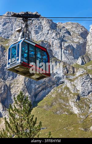 Seilbahn umgeben von Picos de Europa. Fuente De. Kantabrien, Spanien Stockfoto