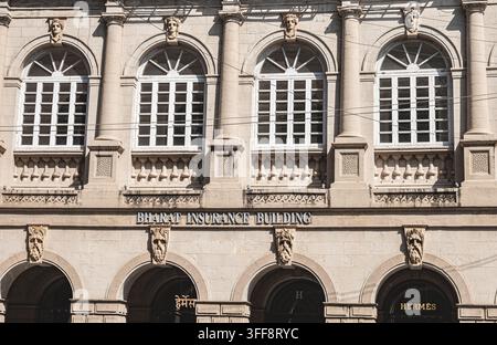 Architektonische Details eines historischen Gebäudes in Mumbai. Straßenansicht des alten Bharat Insurance-Gebäudes am Horniman Circle, Fort in Mumbai, Maharashtra Stockfoto