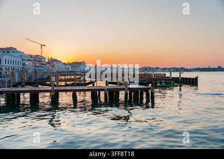 Venedig Waterfront Pier bei Sonnenuntergang über der Lagune Stockfoto