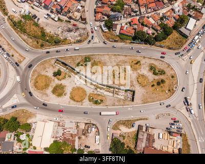 Luftbild des großen Kreisverkehrs am Bulevard Vasil Levski mit umliegenden städtischen Gebäuden und Verkehr in Varna, Varna, Bulgarien. Stockfoto