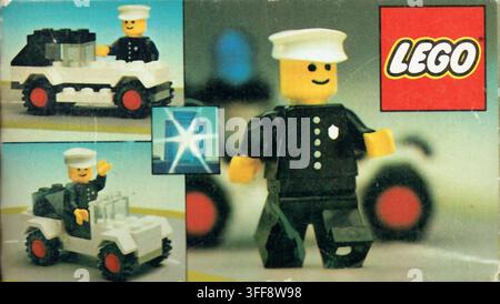 Vintage 1978 LEGO Legoland 621 Polizeiauto Einzelhandelsbox-Panel mit alternativen Fahrzeugbausätzen und Polizeibeamten-Minifigur. Stockfoto