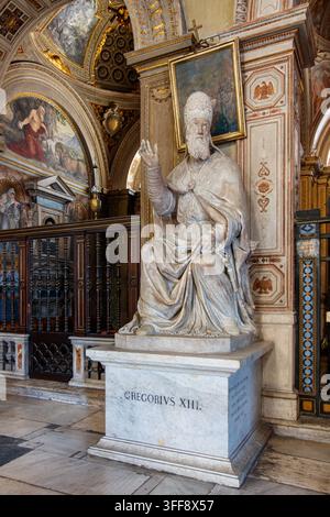 Marmorstatuie von Papst Gregor XIII. in der Basilika Santa Maria in Aracoeli, Rom, Italien Stockfoto