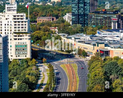 Warschau, Polen – 16. August 2026: Panoramische Luftaufnahme des Stadtzentrums Srodmiescie mit dem Forest-Büroturm und dem Einkaufszentrum Westfield Arkadia Stockfoto